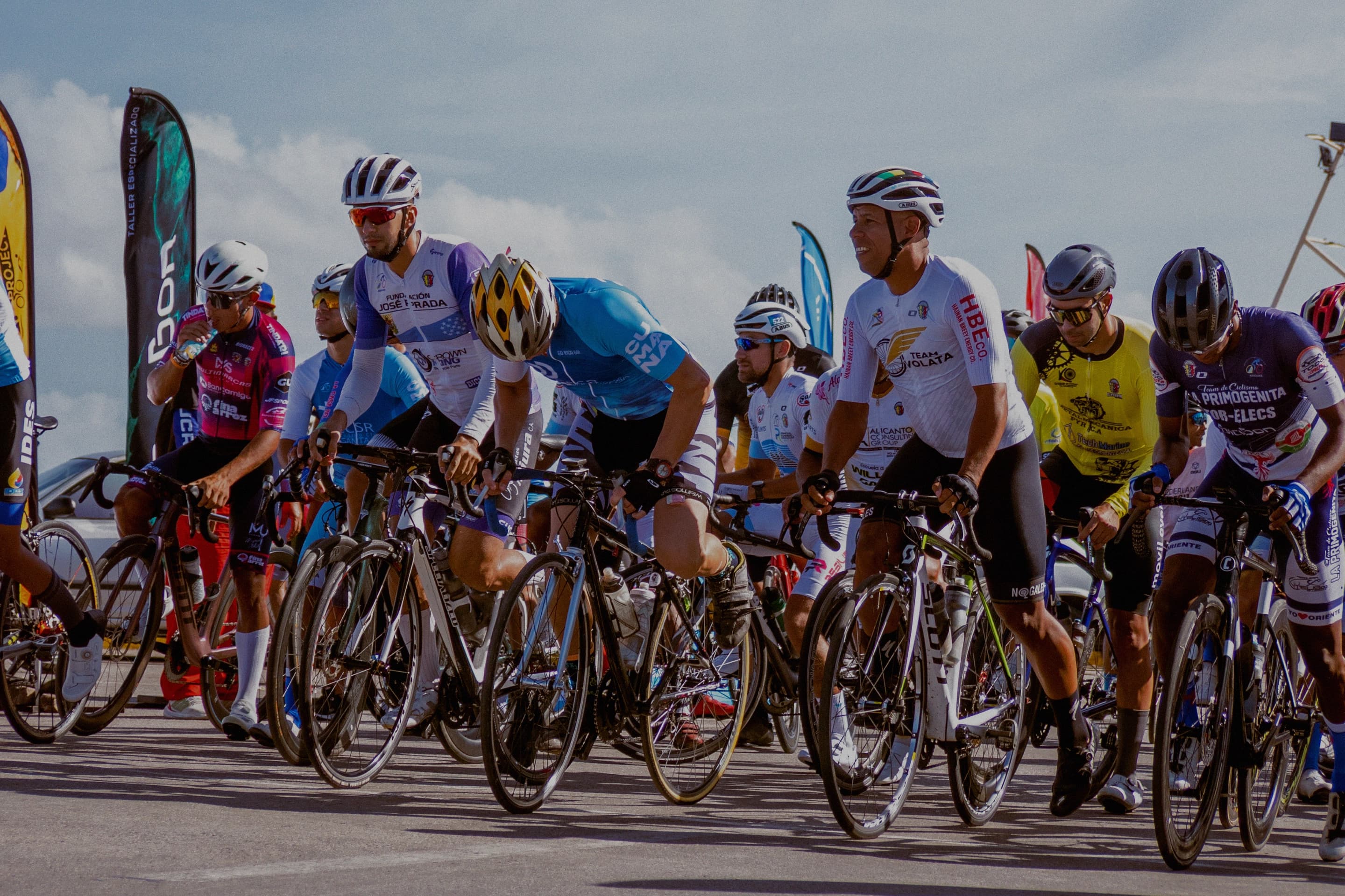 Pelotón de ciclistas en la salida de La Fuga Oriente