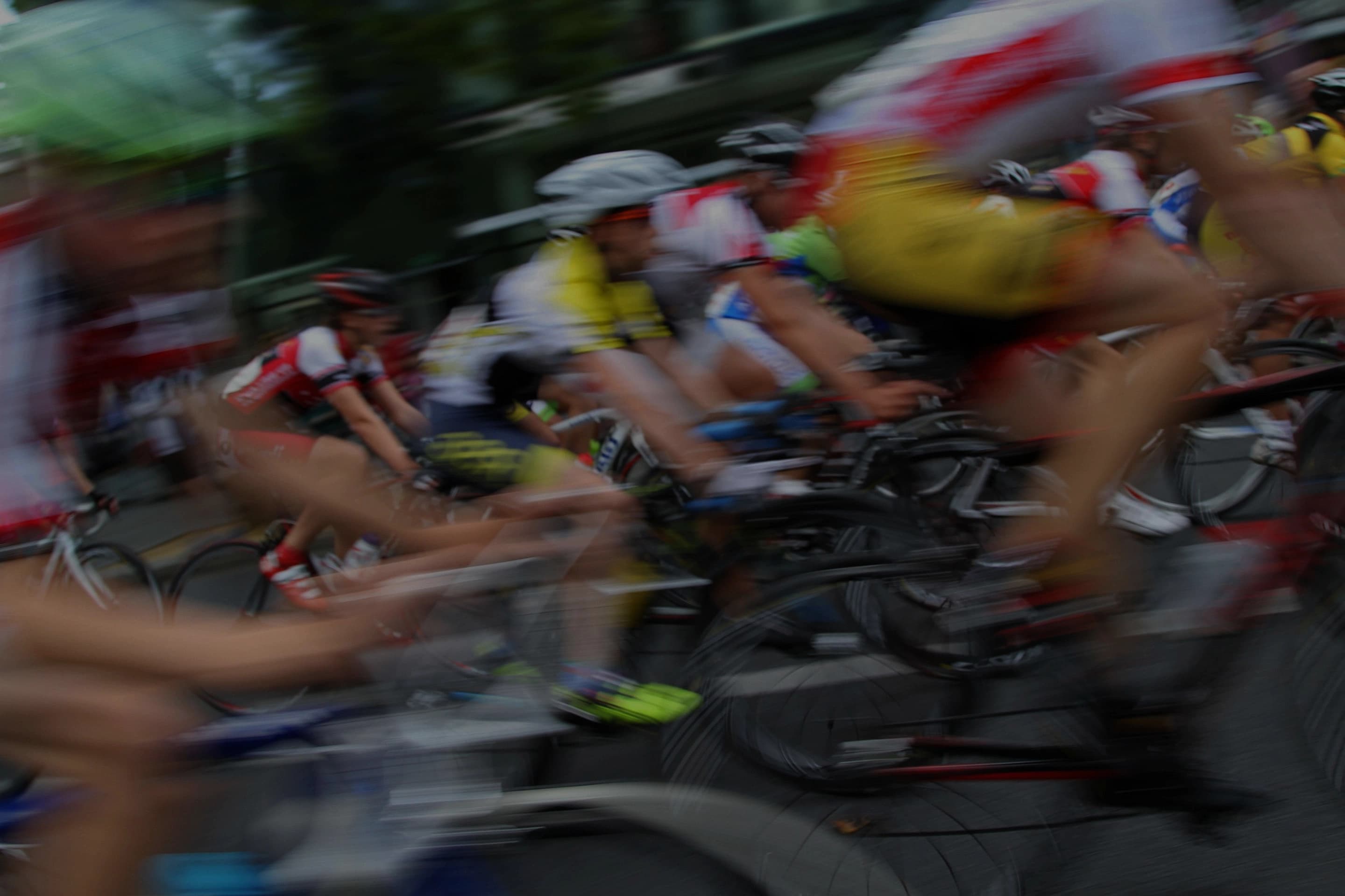 Pelotón de ciclistas en plena carrera