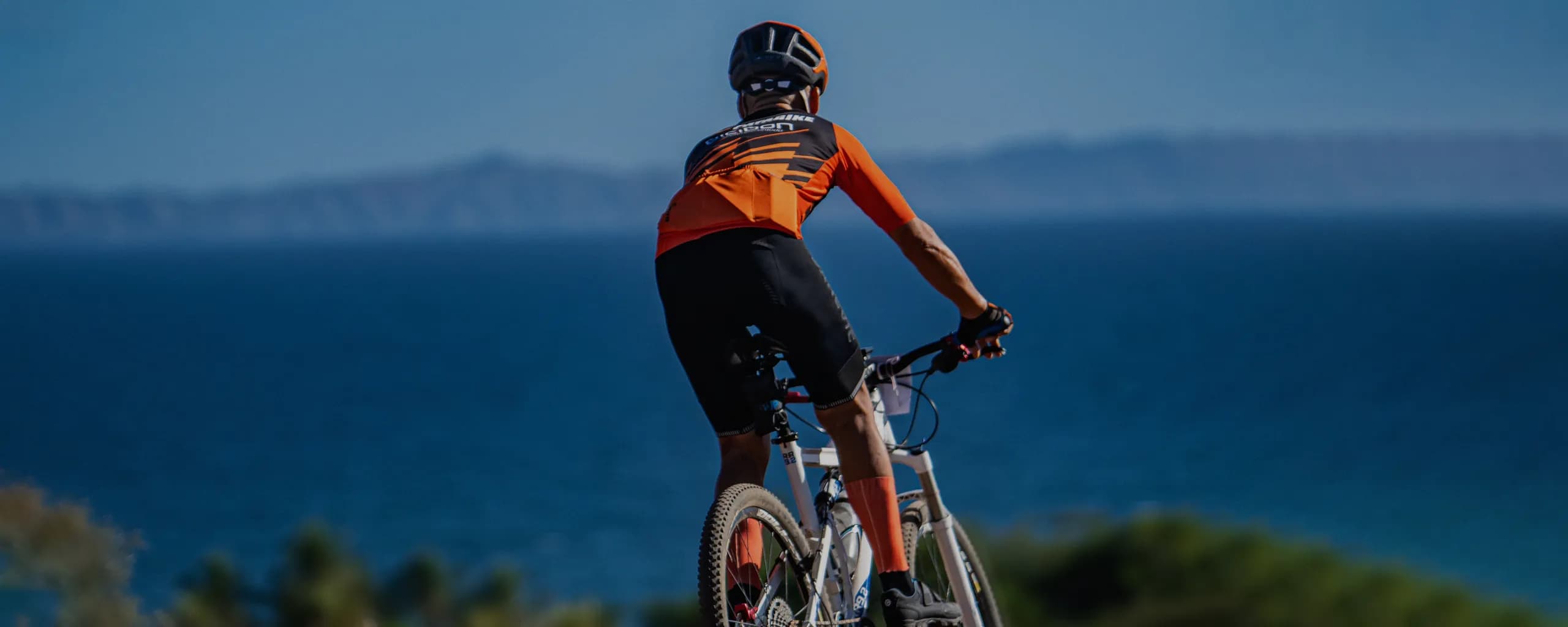 Ciclista Bicibon frente al mar
